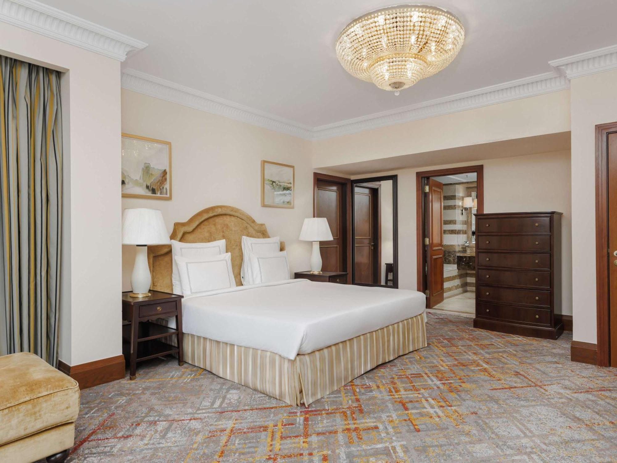 Swissotel Al Maqam Makkah La Meca Exterior foto A bedroom at the hotel